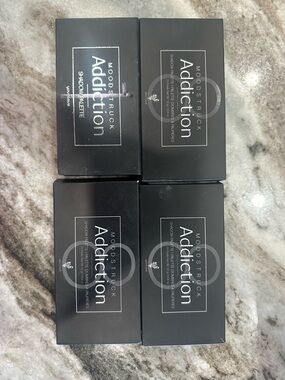 Younique Moodstruck Addiction Eyeshadow Palette - Black Packaging